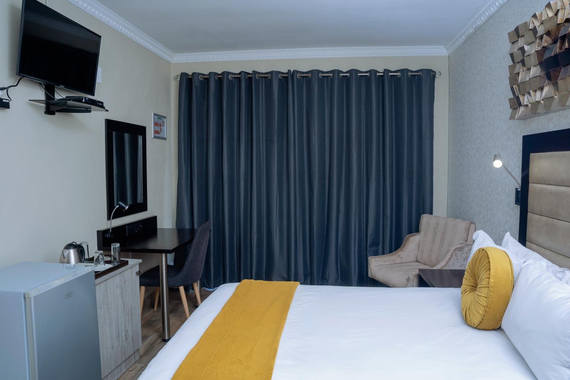 Q'S Boutique Stay Standerton Exterior photo