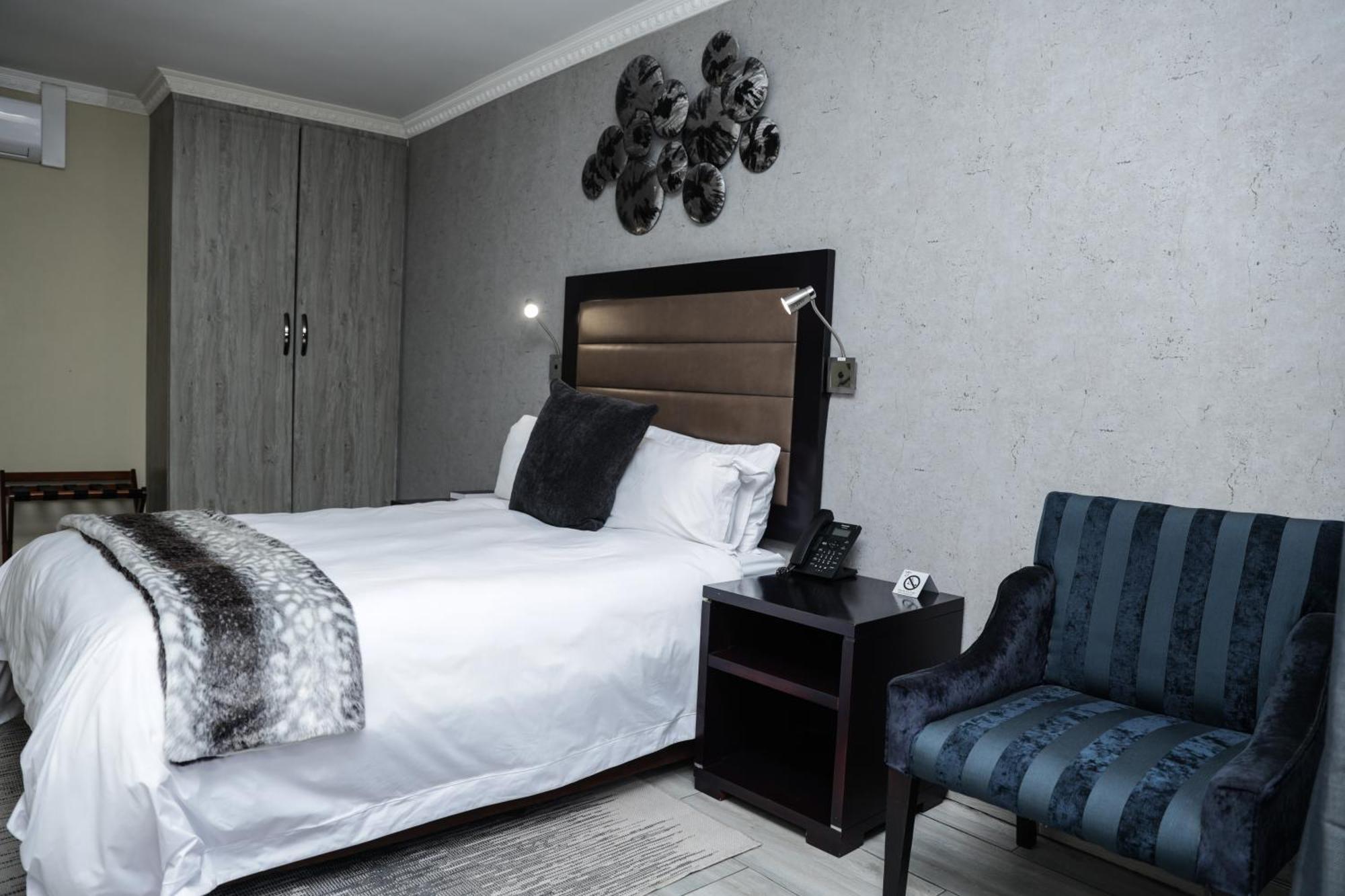 Q'S Boutique Stay Standerton Exterior photo